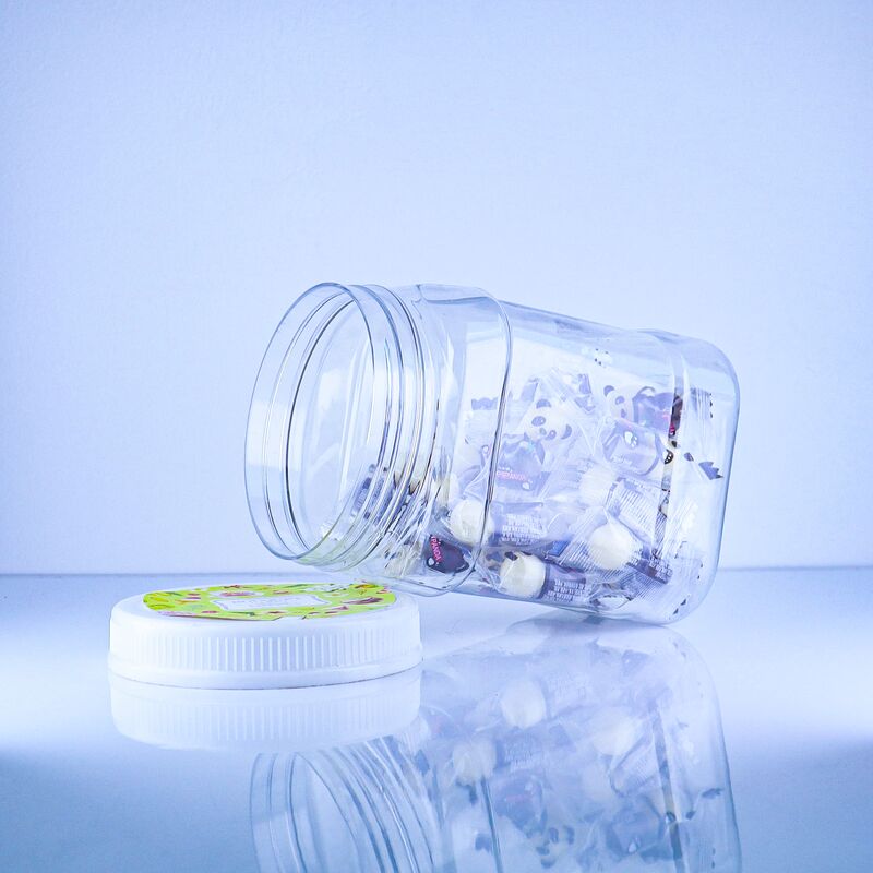 Gut abdichtendes Kunststoff-PET-Glas in quadratischer, transparenter Form, gefüllt mit chinesischem Yam-Kuchen, Keks, Schraubdeckel